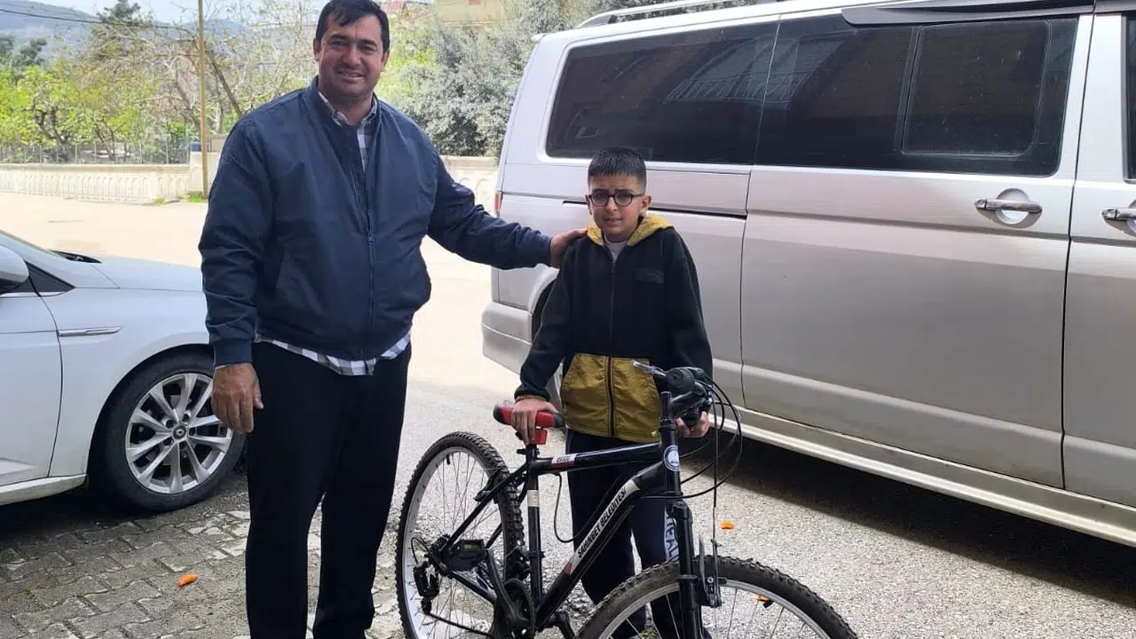 Başarı ödülünü depremzede arkadaşına gönderdi: Küçük kalbiyle büyük bir iyiliğe imza attı