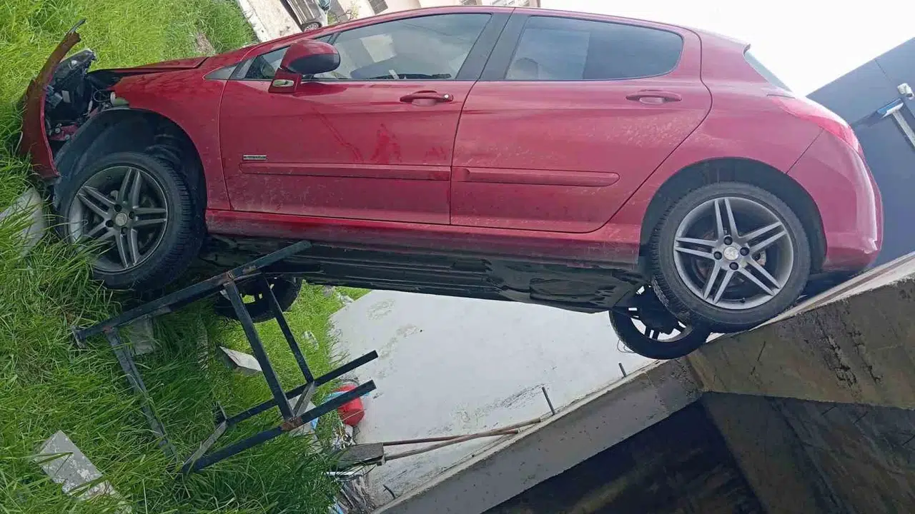 Elazığ’da korkutan kaza: Şarampole uçan otomobil adeta çakılı kaldı