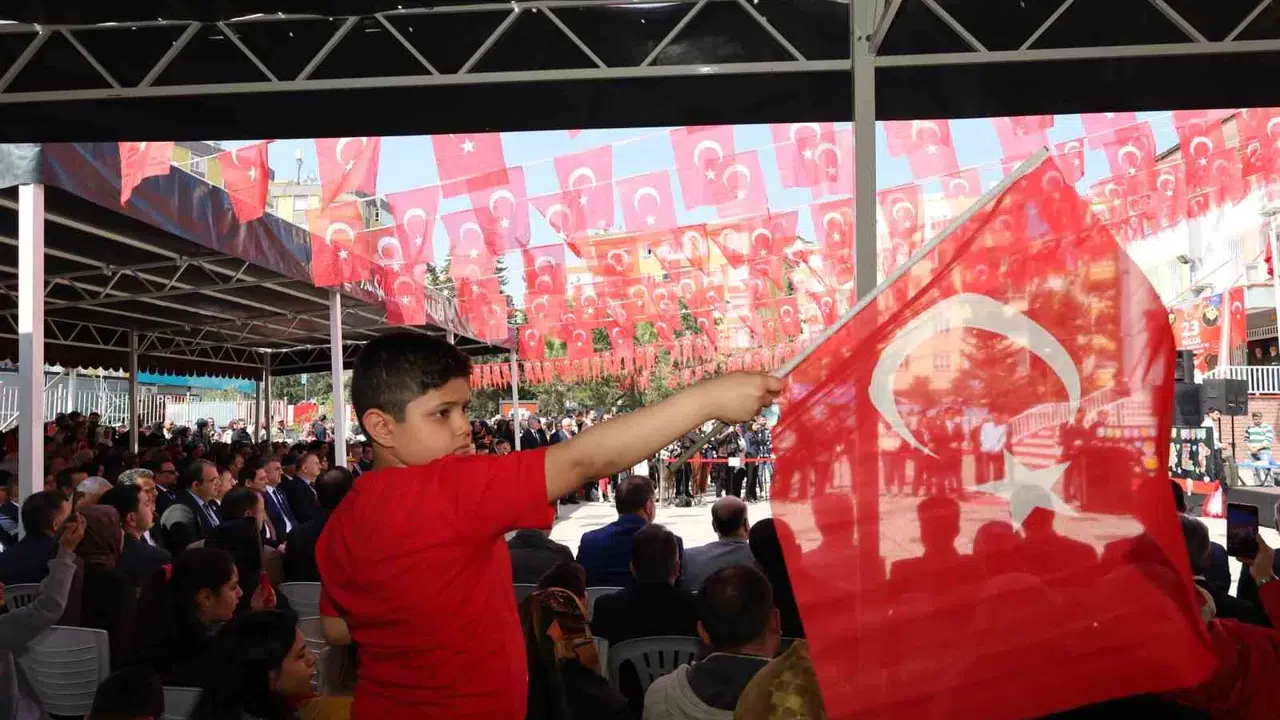 Şanlıurfa’da 23 Nisan coşkusu: Vali Şıldak miniklerin bayram sevincine ortak oldu