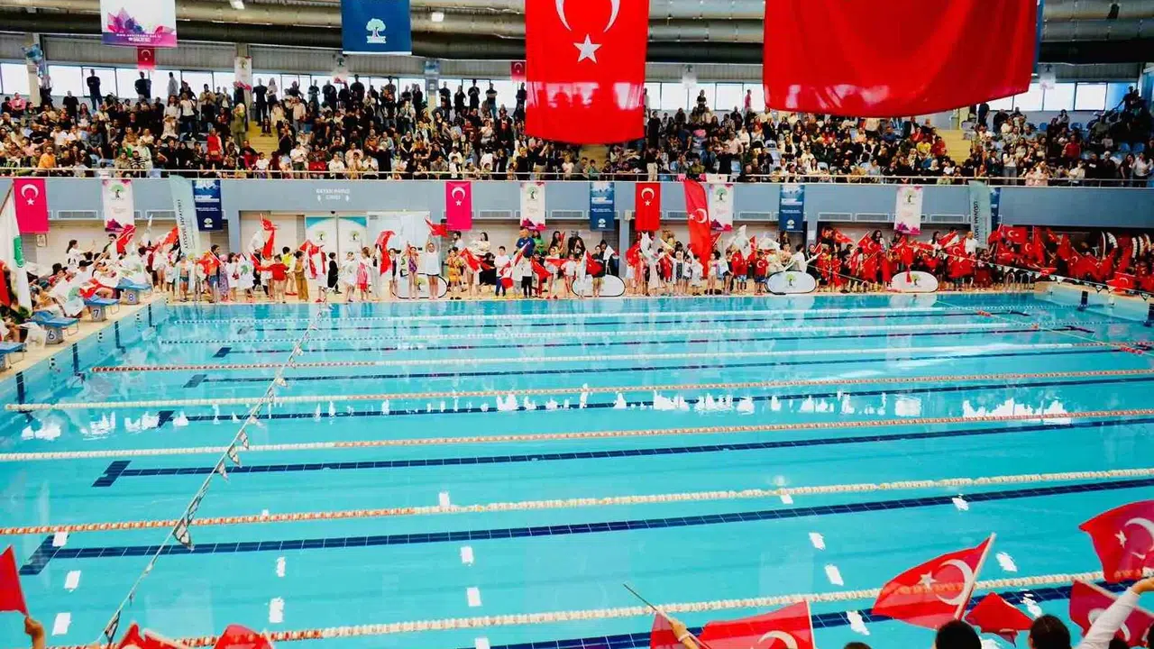 Havuzda bayram coşkusu: 590 minik kulaç madalyalarla buluştu