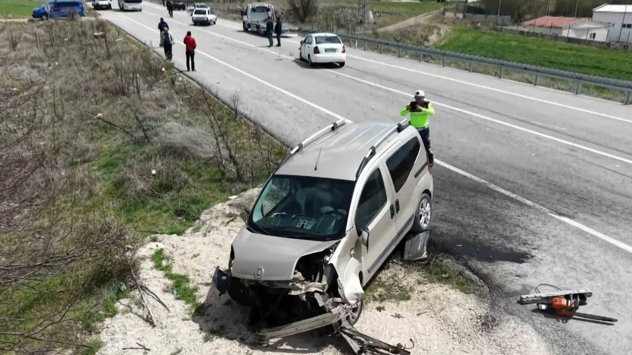Aksaray’da zincirleme kaza: Yola kontrolsüz çıkan araç ortalığı birbirine kattı