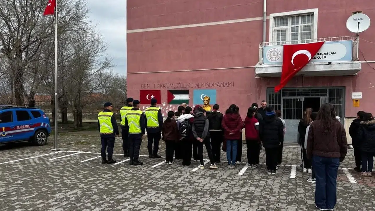 Kırşehir’de yeni eğitim yılına duygusal başlangıç: Jandarmadan öğrencilere destek, okul yönetiminden öğretmenlere vefa
