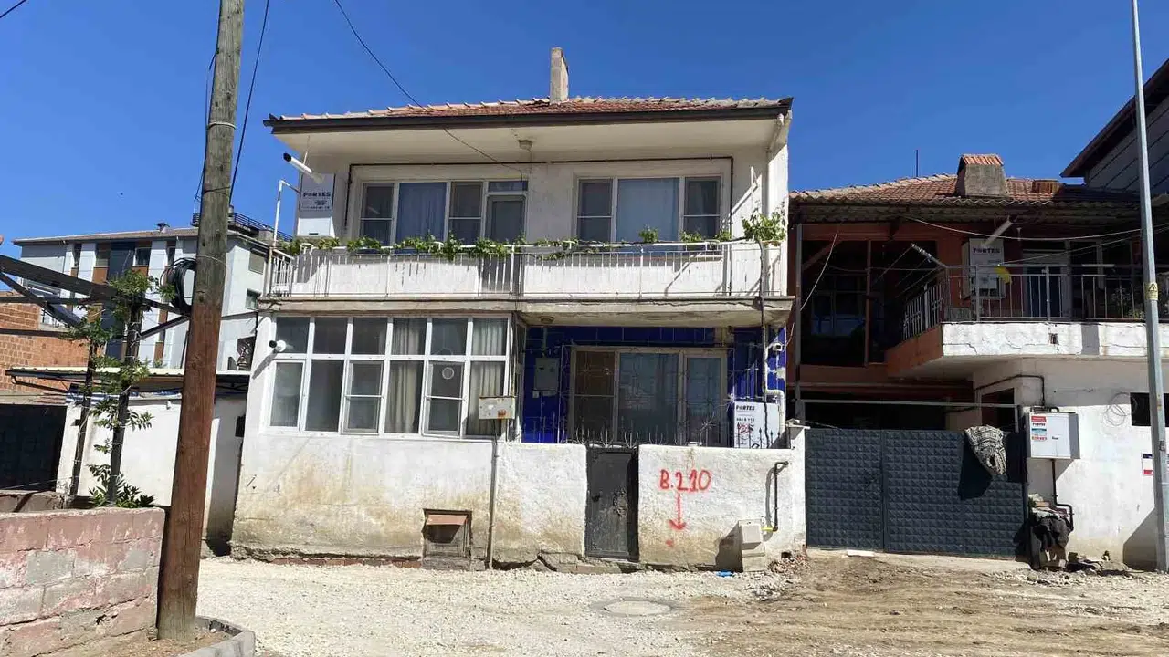 Namaz saati acı gerçeği ortaya çıkardı: Banyoya giren baba oğlunun cansız bedeniyle karşılaştı