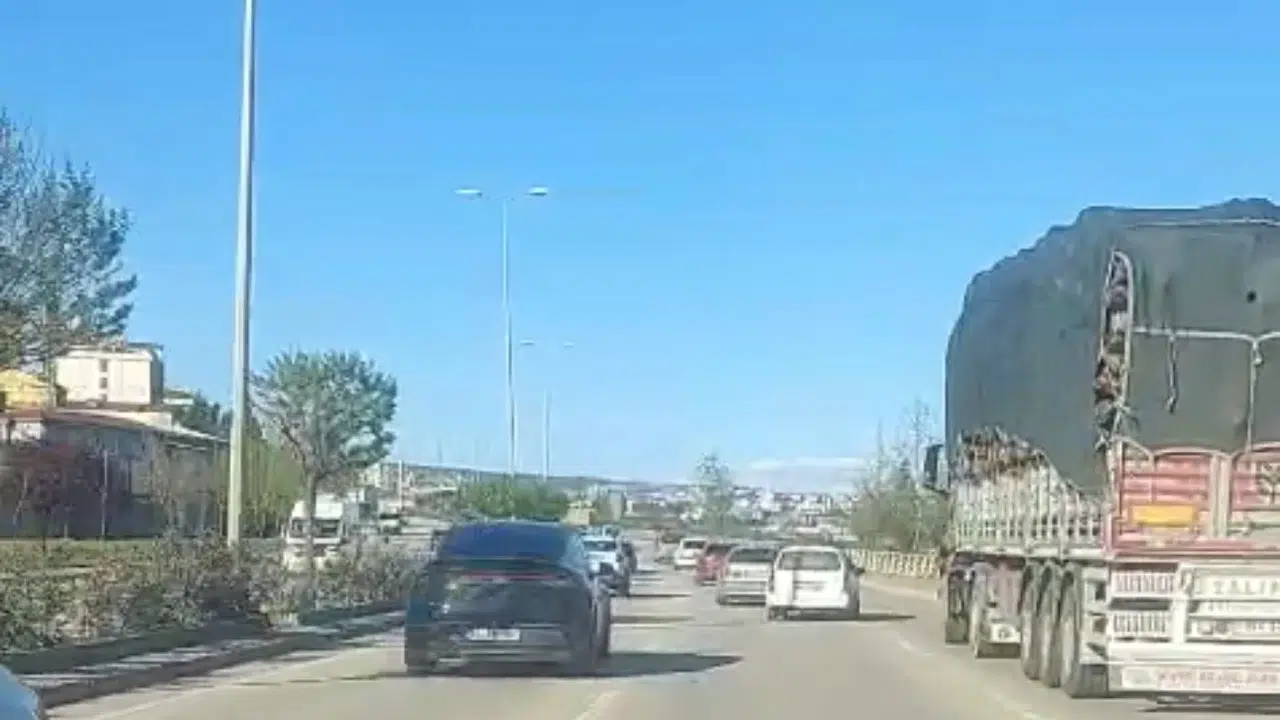 Trafikte dehşet anları: Ölümle dans eden sürücü kamerada