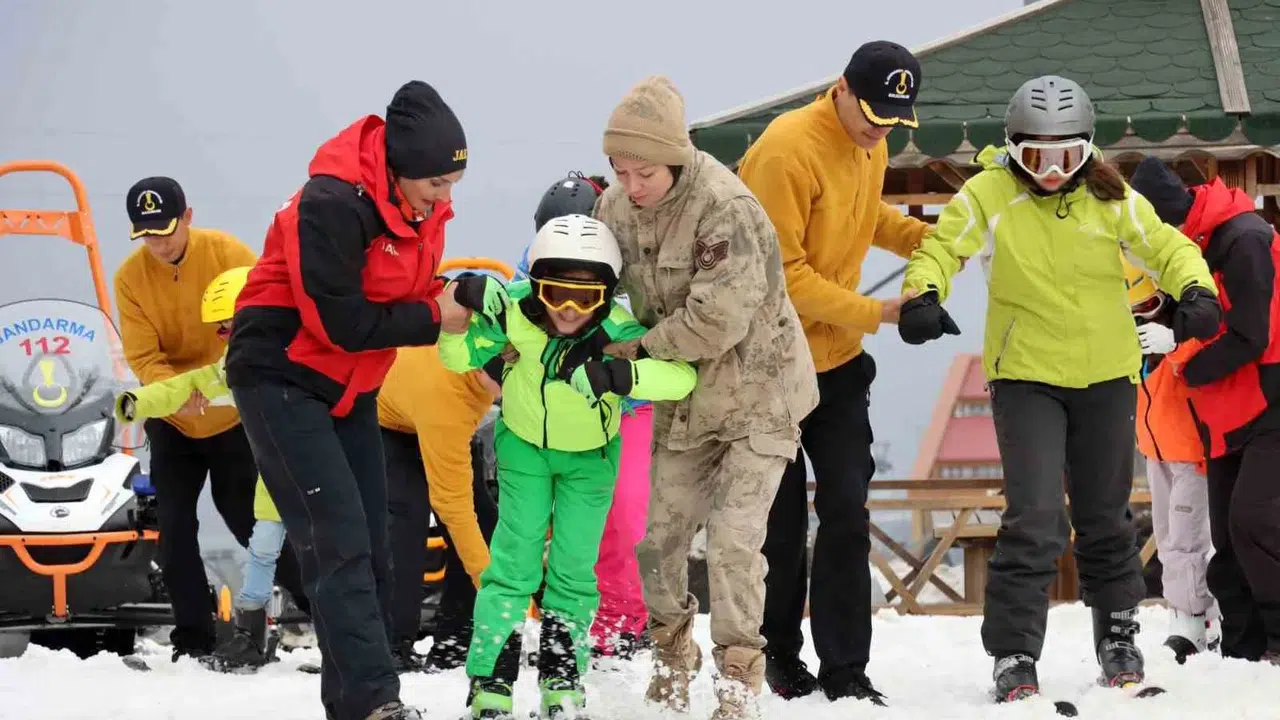 Palandöken’de üniformalı şefkat: Jandarma minik kalplerin bayram neşesi oldu