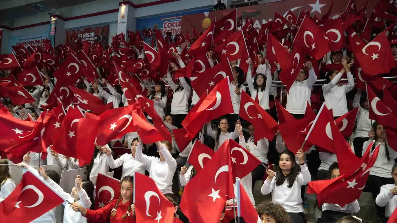 Samsun’da 23 Nisan coşkusu: Türk dünyasının çocukları aynı sahnede buluştu