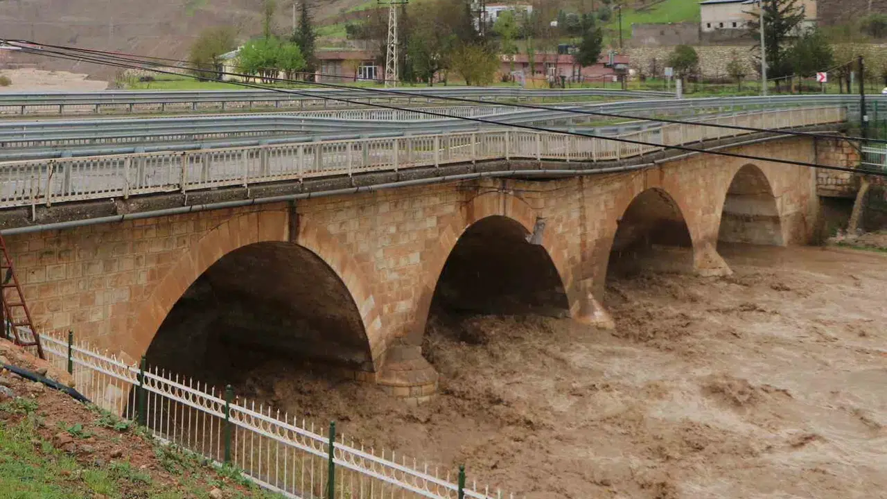 Siirt’in hafızası sular altında kalmayacak: Tarihi Kezer Köprüsü için restorasyon düğmesine basıldı