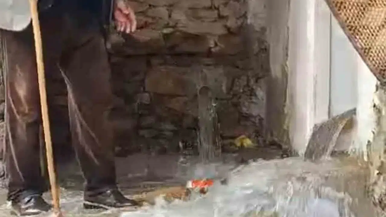 Bahçesaray’da mevsimler birbirine girdi: Zirvede kış, vadide sel felaketi