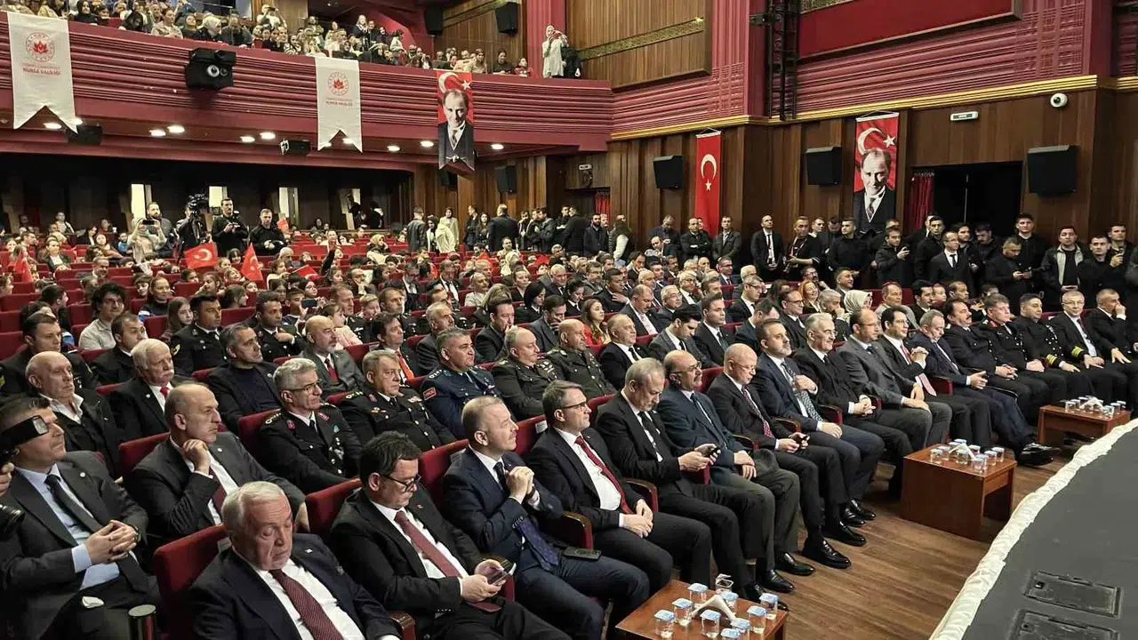 Hava muhalefeti coşkuyu engelleyemedi: Bursa’da 23 Nisan kutlamaları salonlara taştı