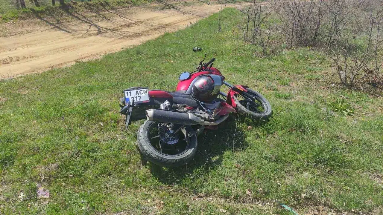 Bilecik'te motosiklet kazası: Direksiyon hakimiyetini kaybetti, tabelaya çarptı