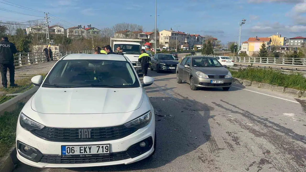 Sinop’ta trafik kâbusu: Adliye önünde zincirleme kaza