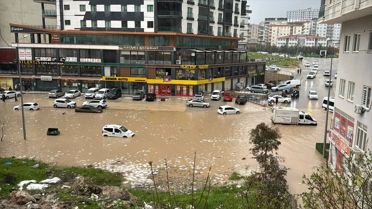 Mardin'de gökyüzü boşaldı: Sokaklar göle döndü, vatandaşlar mahsur kaldı