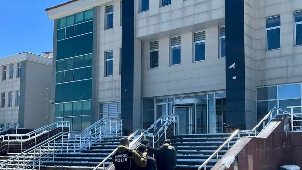 Kars'ta zehir tacirlerine geçit yok: Sokak operasyonunda bir tutuklama