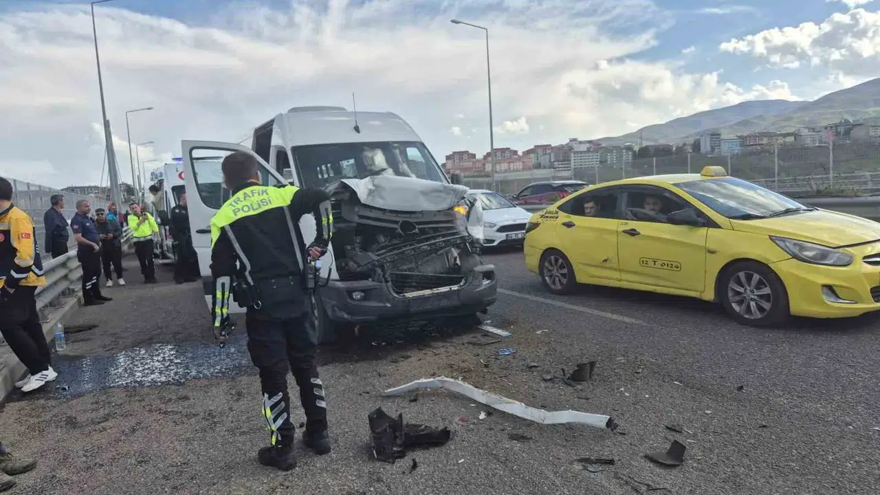 Çapakçur Viyadüğü'nde can pazarı: Zincirleme kazada 3 kişi hastanelik oldu