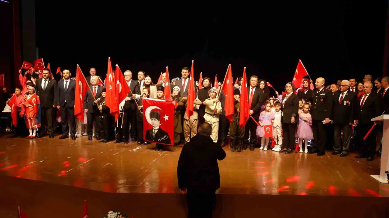 Uşak’ta 23 Nisan coşkusu: Miniklerin performansı izleyenleri büyüledi