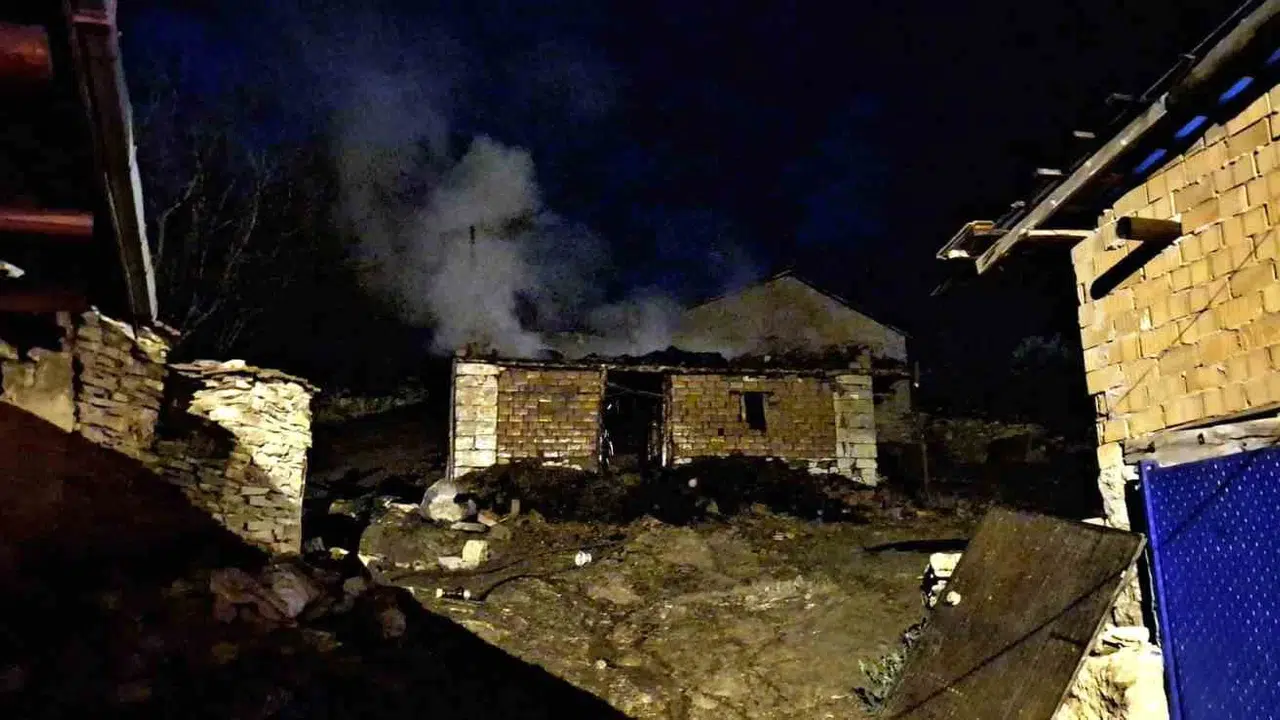 Abaş Köyü'nde gece yarısı dehşeti: Hayvanlar son anda kurtarıldı, ekipler 3,5 saat ter döktü