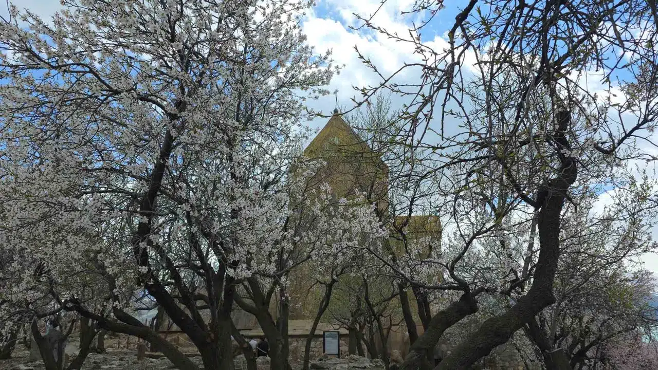 23 Nisan coşkusu Van Gölü’ne taştı: Akdamar Adası’nda adım atacak yer kalmadı