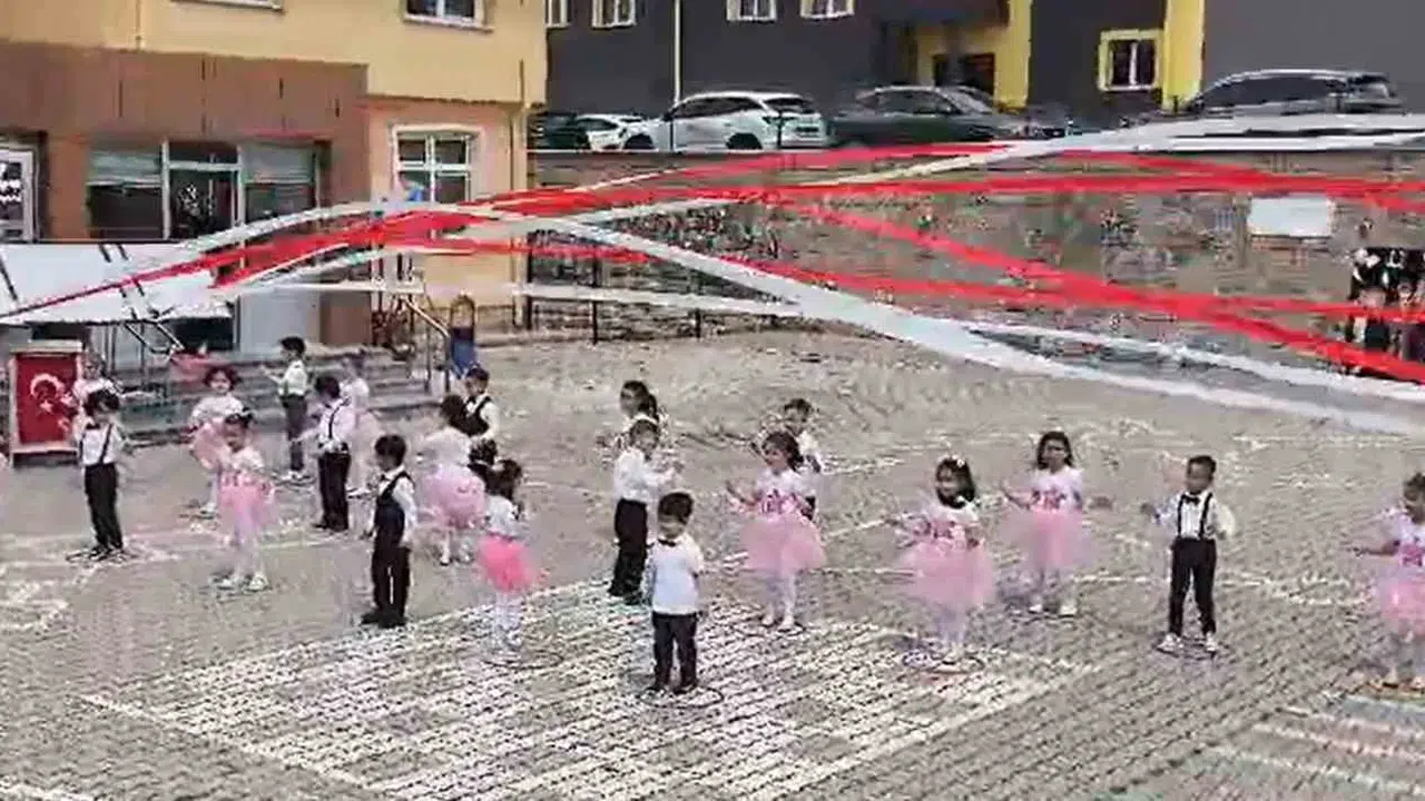 Kayseri'de korku dolu anlar: Miniklerle etkinlik yaparken üzerine tabela devrildi