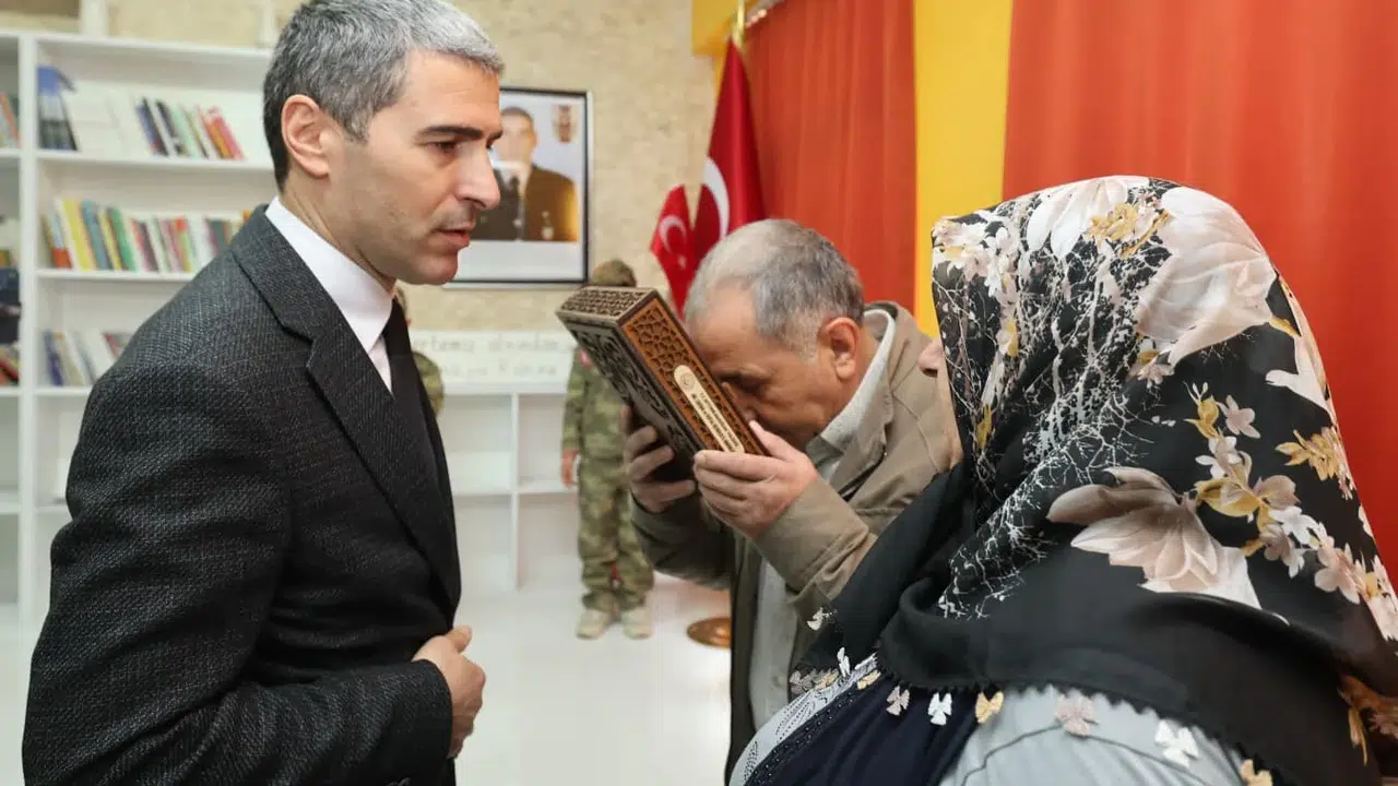 Minik ellerden büyük vefa: Öğrencilerin daveti Vali'yi duygulandırdı