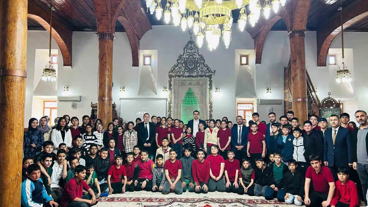 Kemah’ta sıra dışı eğitim: Öğrenciler milli ve manevi değerleri camide keşfetti