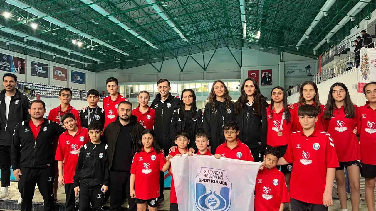 Havuzdan çıkan büyük gurur: Sultangazi’nin genç yüzücüleri tarih yazdı