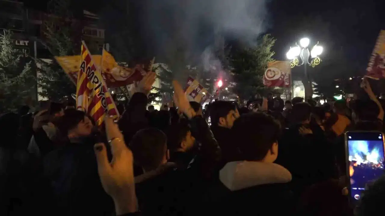 Erzurum'da derbi zaferi sokaklara taştı: Sarı-kırmızılılar şampiyonluk şarkılarıyla yeri göğü inletti