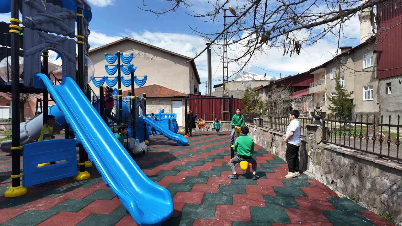 Beytüşşebap’ta çocukların hayali gerçek oldu: Gemi figürlü parkta neşe dolu anlar