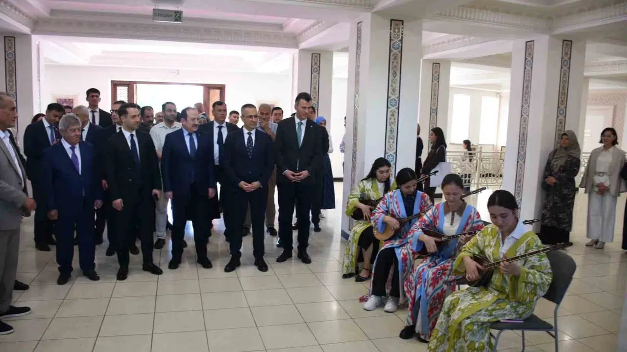 İki kardeş ülkeyi sanatla birleştiren köprü: Taşkent’te Yunus Emre rüzgarı