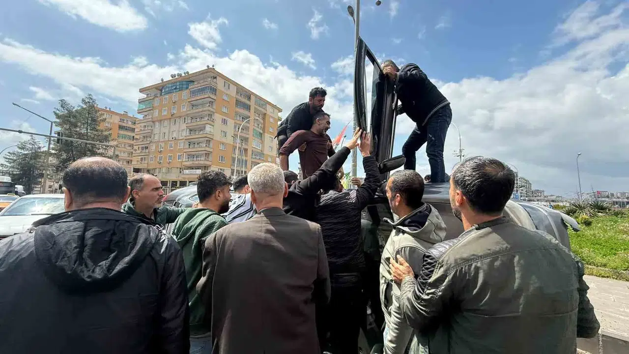 Diyarbakır’da korku dolu anlar: Kontrolden çıkan otomobil kaldırıma çarparak yan yattı