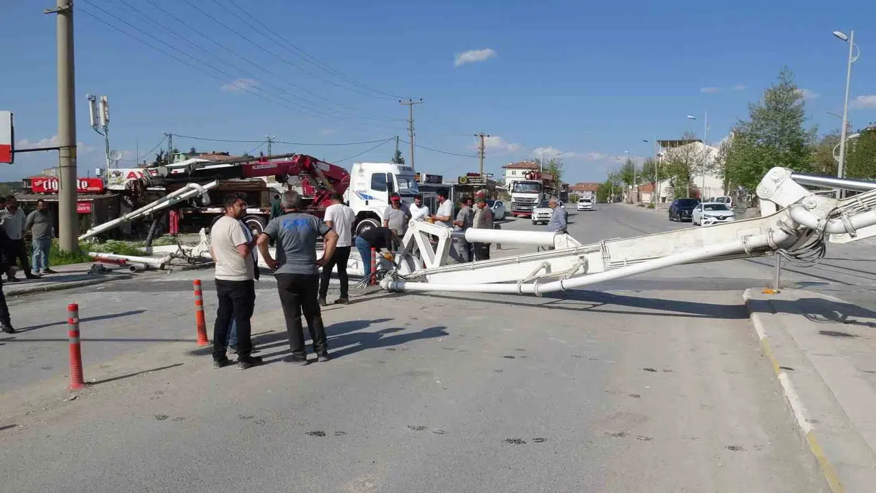 Malatya’da saniyelerle gelen mucize: Dev beton pompası otomobilin üzerine böyle devrildi