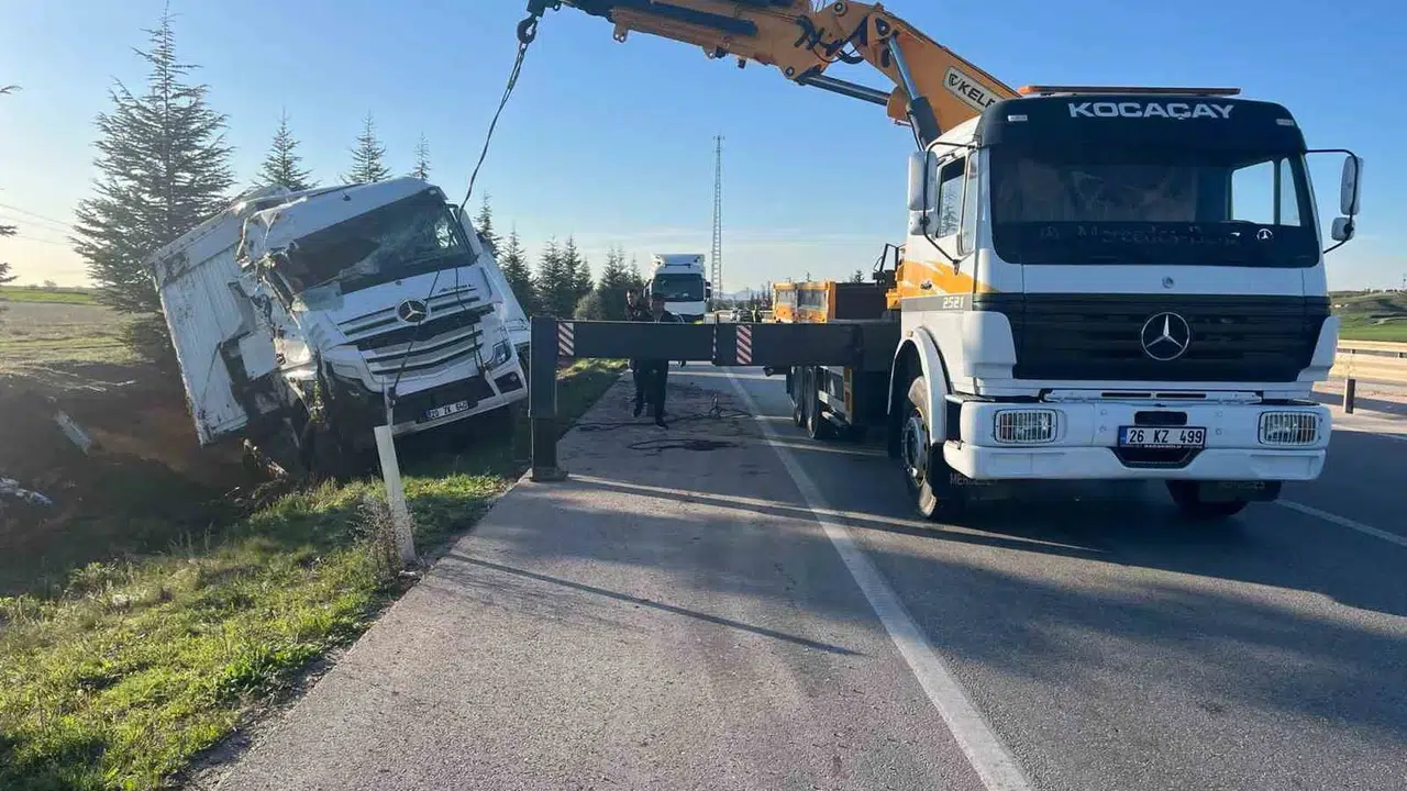 Afyonkarahisar'da korkutan kaza: Ev eşyası taşıyan tır şarampole uçtu