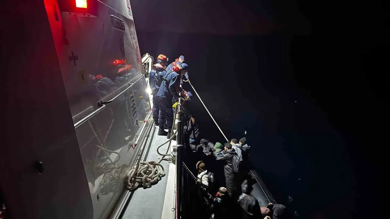 Ege’de gece yarısı operasyonu: Sahil Güvenlik 21 göçmeni kıskıvrak yakaladı