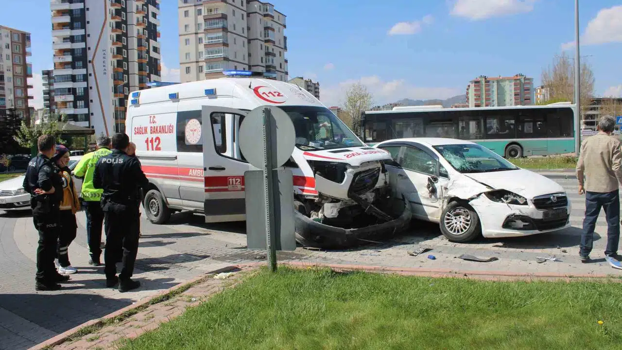 Kayseri'de acı kaza: Hasta taşıyan ambulans otomobille çarpıştı