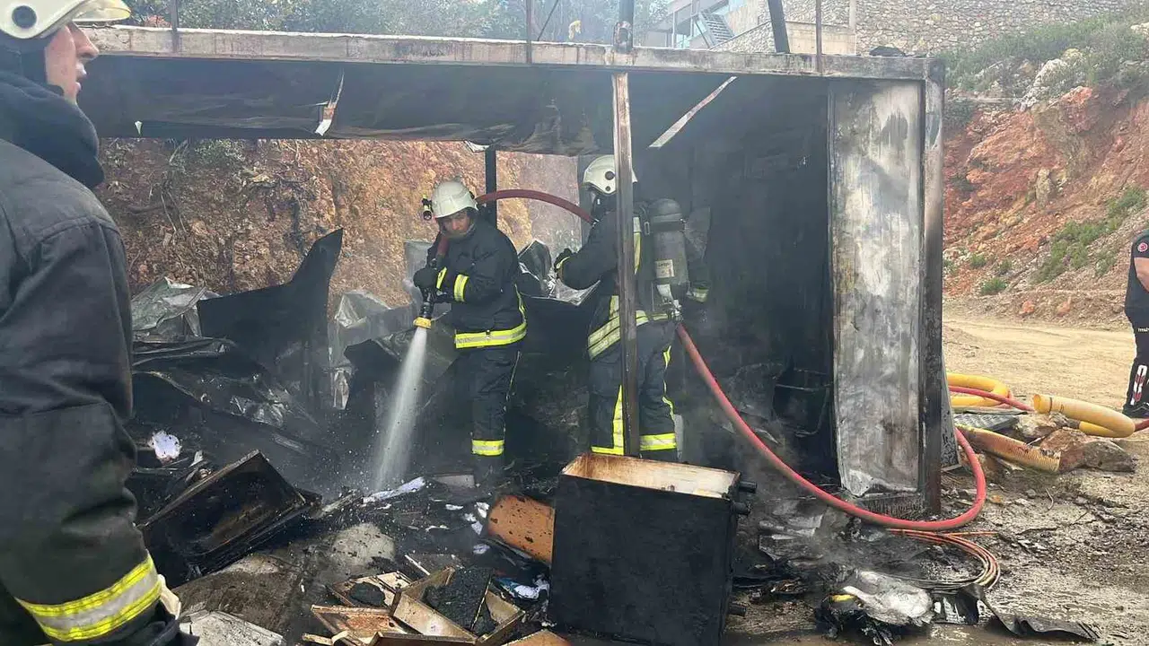 Alanya'da şantiye faciasının eşiğinden dönüldü: İşçi konteyneri küle döndü