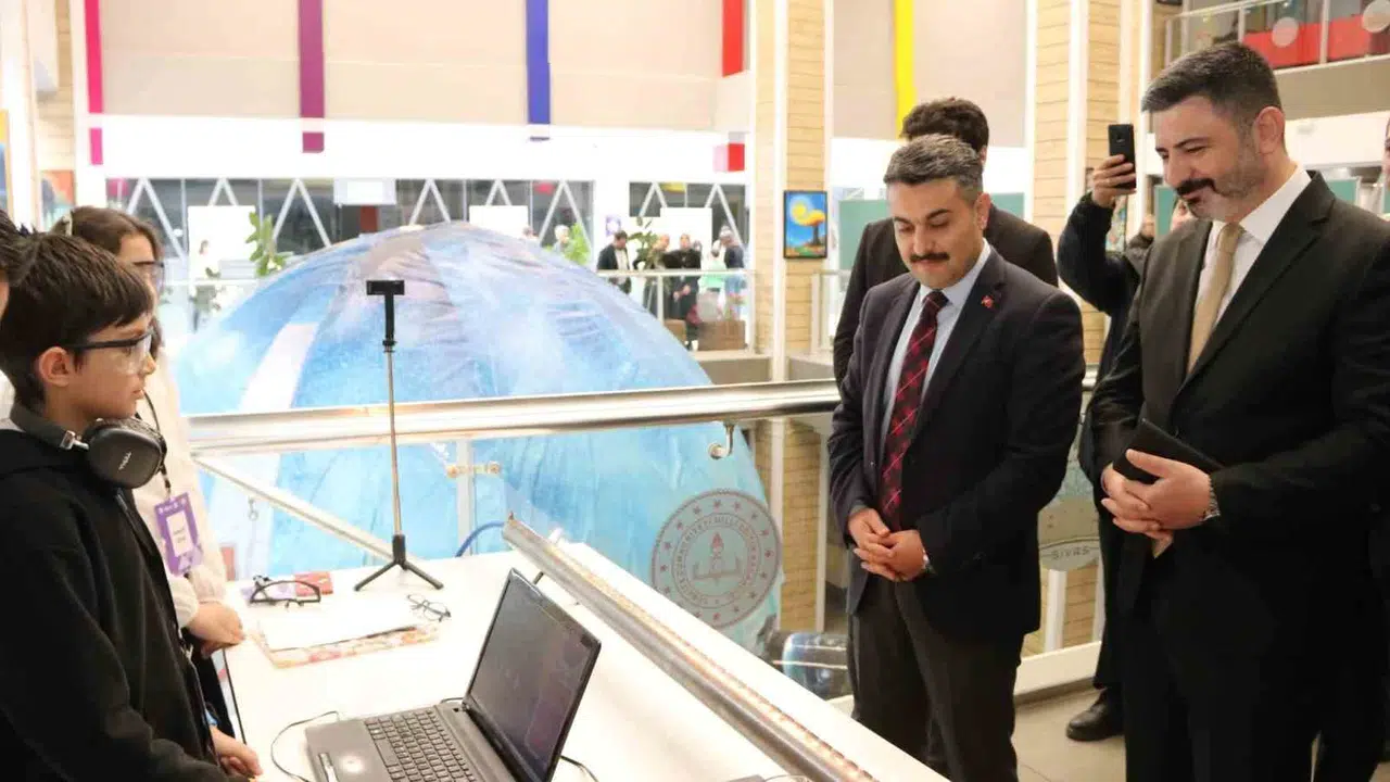 Sivas'ta genç beyinlerin teknoloji şovu: Geleceğin mucitleri projeleriyle büyüledi