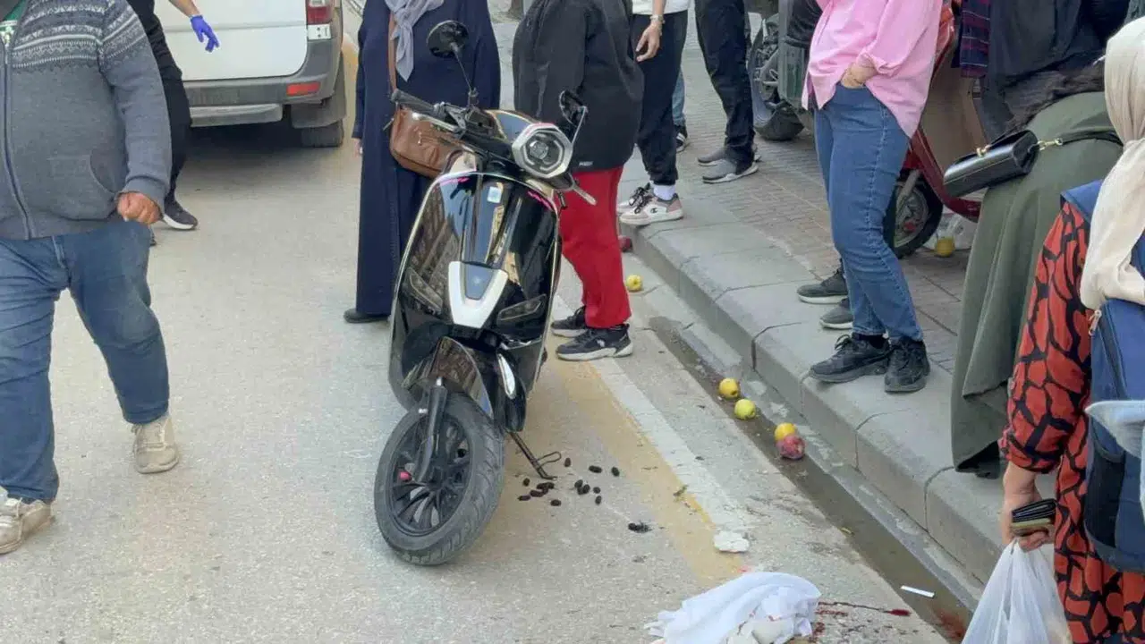Eskişehir’de pazar dönüşü kaza: Scooter ile yayanın çarpışması sonucu iki kişi hastanelik oldu