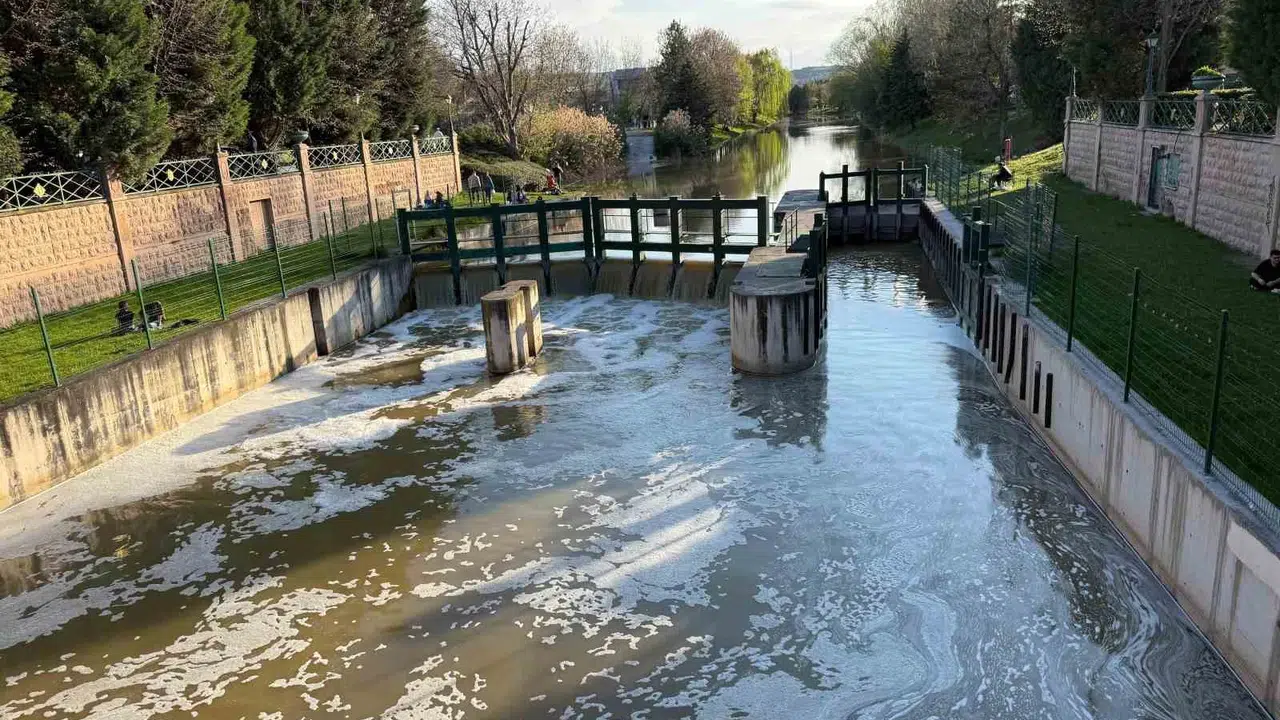 Eskişehir'de Porsuk Çayı alarm veriyor: Suyun üzerini kaplayan beyaz tabaka merak uyandırdı