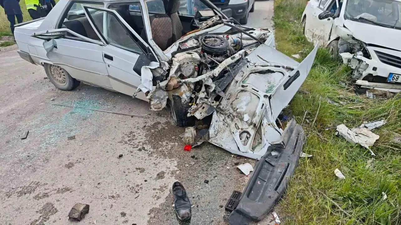 Aksaray’da dehşet anları: İki otomobil kafa kafaya çarpıştı, bir sürücü araçta sıkıştı