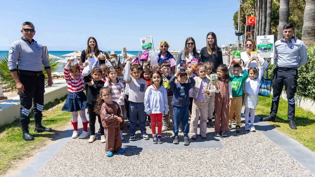 Manavgat’ın minik yürekleri harekete geçti: Sokaktaki dostlarını unutmadılar