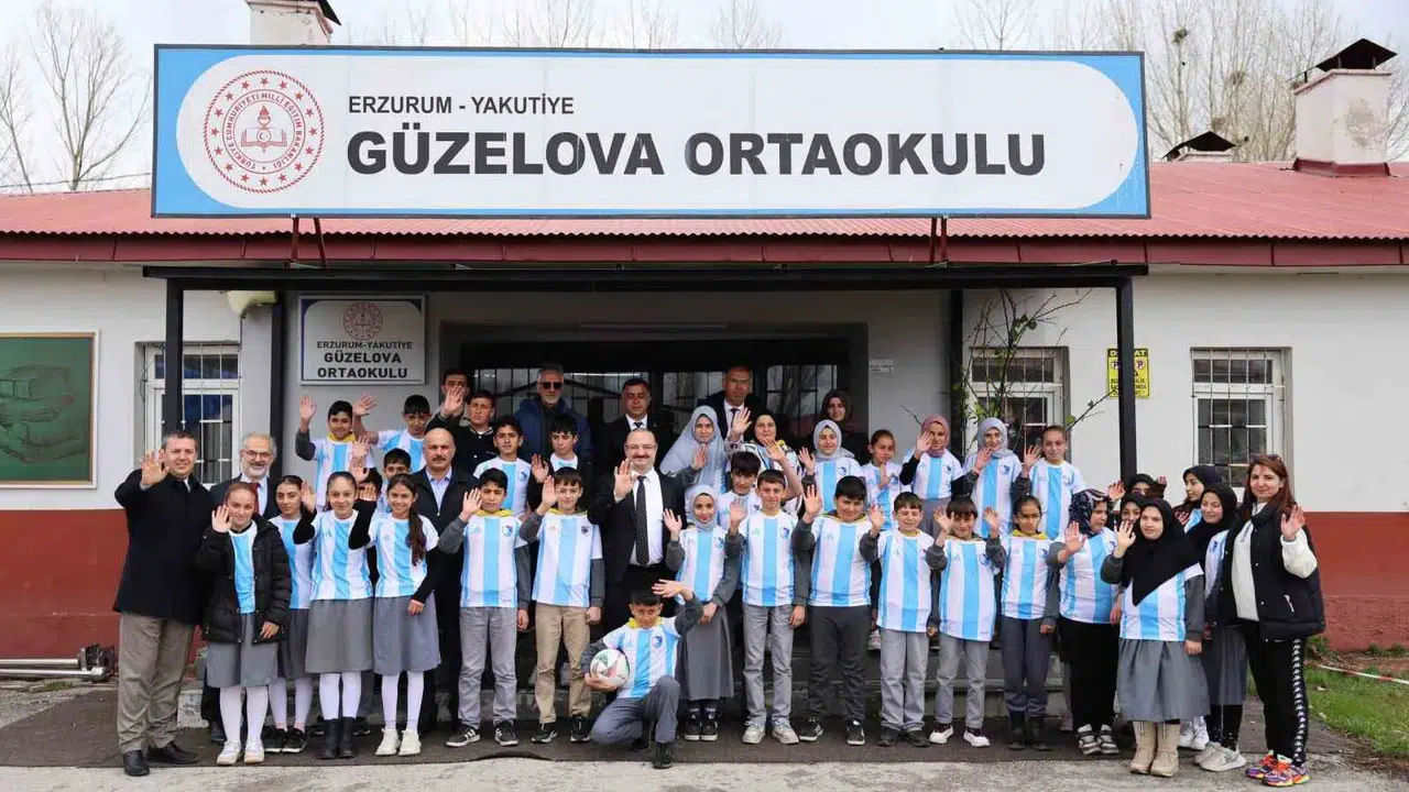 Rektör Hacımüftüoğlu miniklerle bayramlaştı: Güzelova’da 23 Nisan coşkusu ikiye katlandı