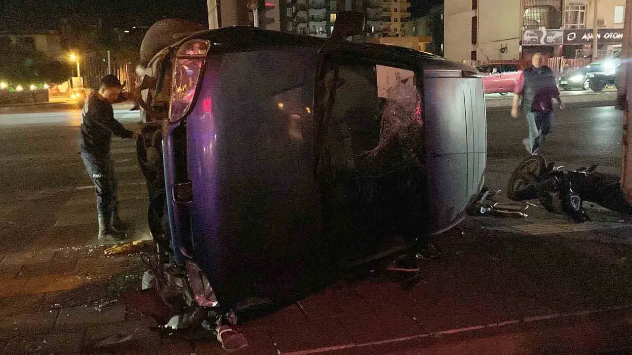 Kırmızı ışık ihlali ortalığı birbirine kattı: Erdemli'de feci kaza, 3 yaralı