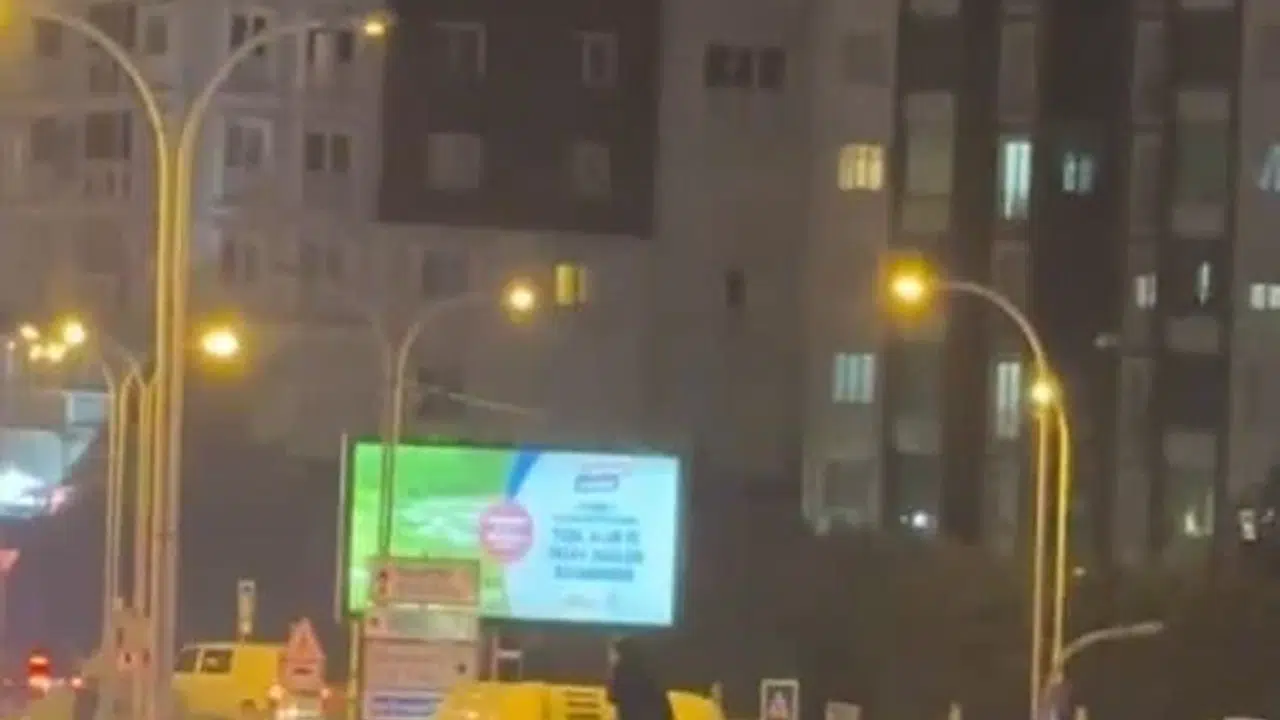 Derbi zaferi Başakşehir’i ayağa kaldırdı: İETT otobüsünün tepesinde tehlikeli kutlama