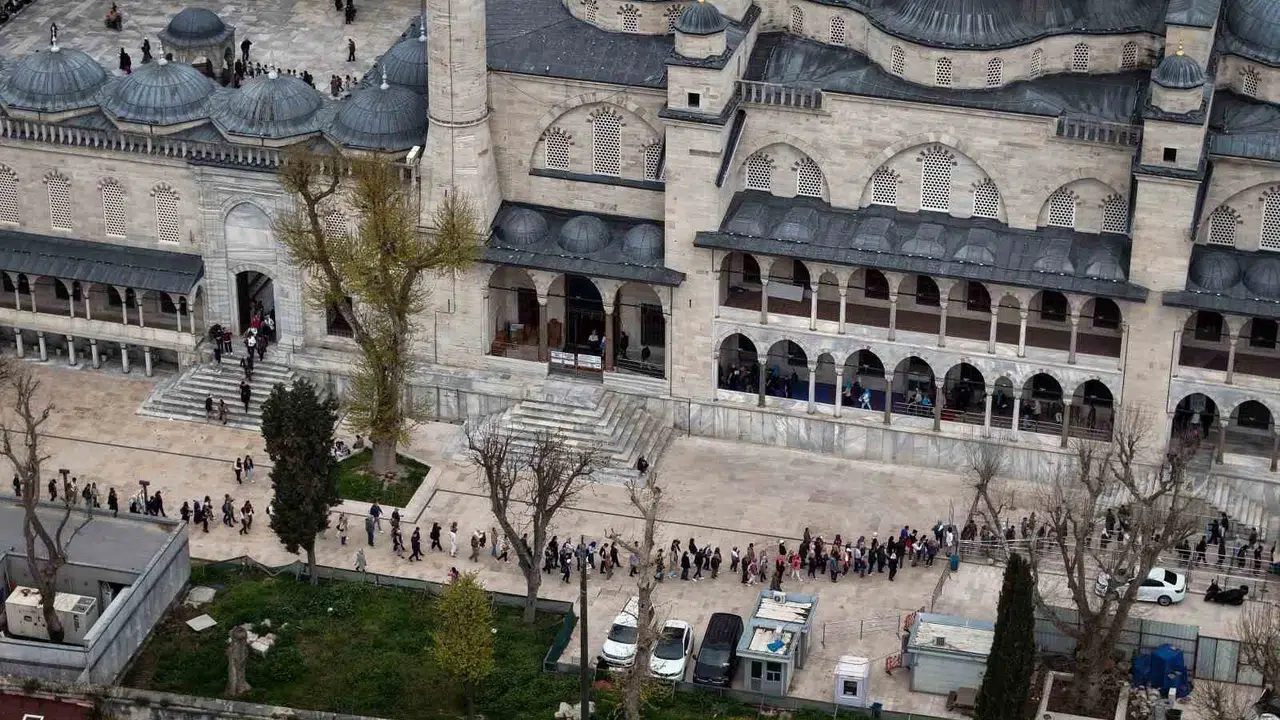 Restorasyon bitti, Sultanahmet’te iğne atsan yere düşmüyor: Tarihi meydanda metrelerce kuyruk