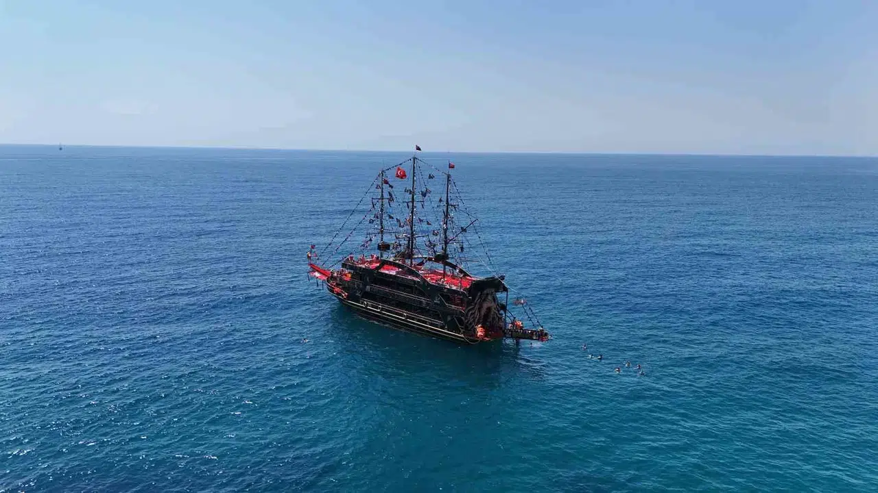 Alanya'da mevsimler şaştı: Bahar biterken yaz coşkusu plajlara taştı