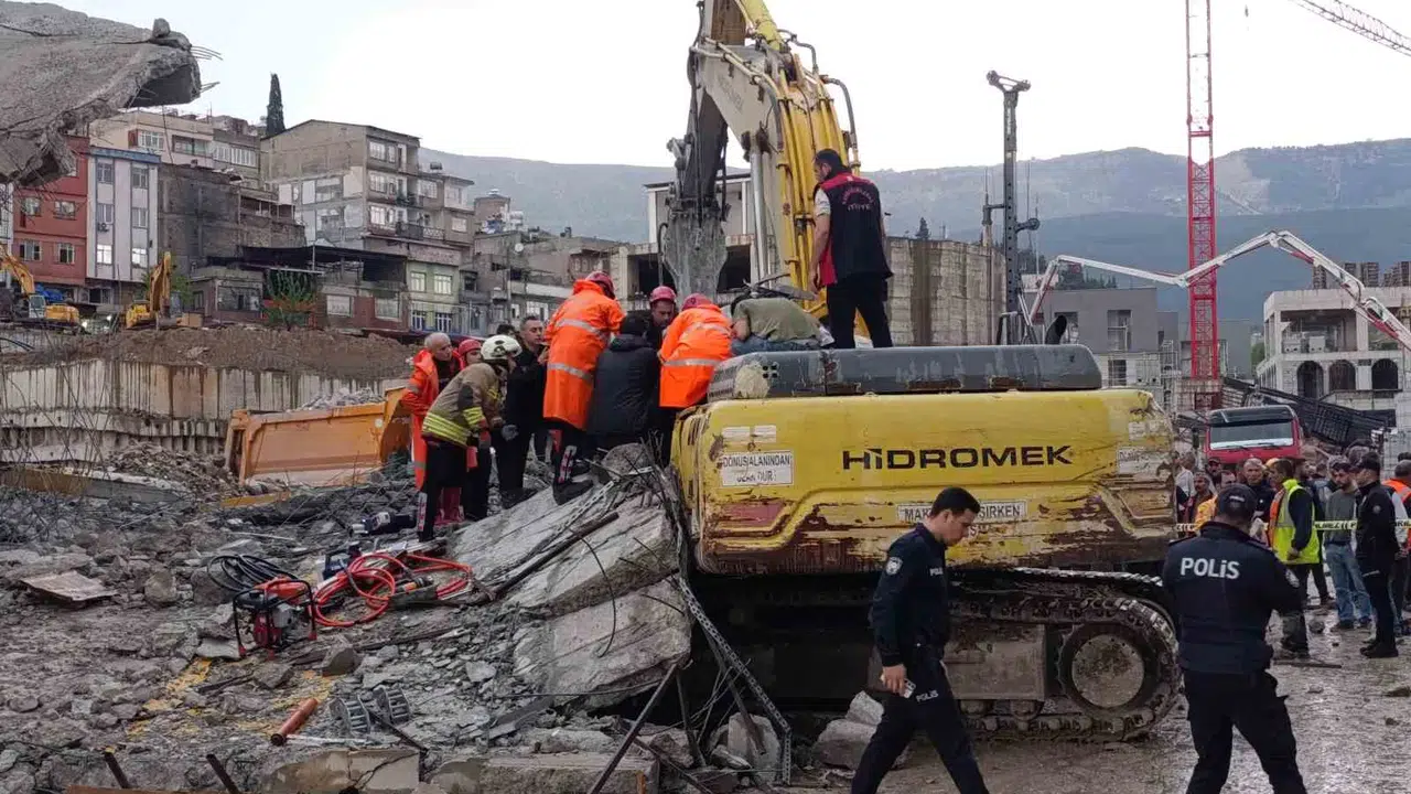 Yıkım sırasında dehşet anları: Genç operatör enkazdan sağ çıkarıldı