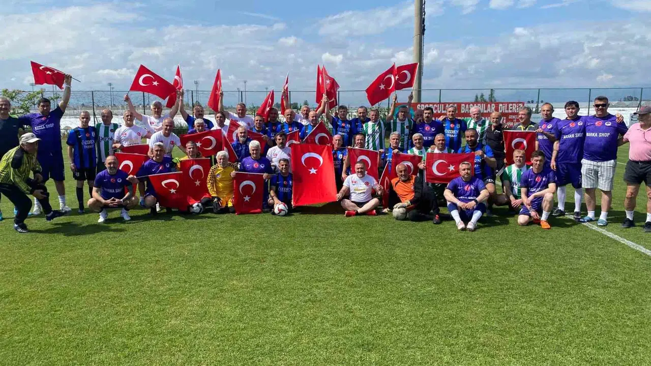 Skor tabelası eşitlendi ama kazanan futbol oldu: Şöhretler turnuvasında dostluk rüzgarı