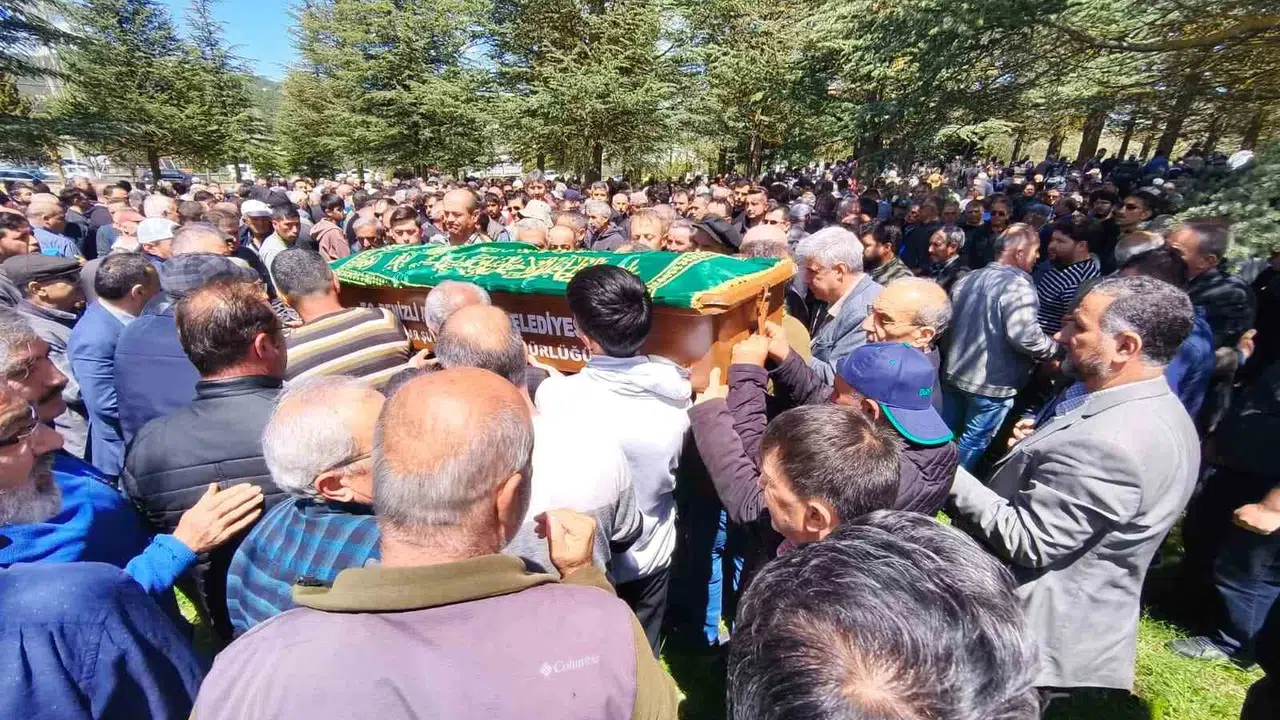 Direksiyon başında gelen acı son: Denizli'deki kazada hayatını kaybeden sürücü toprağa verildi