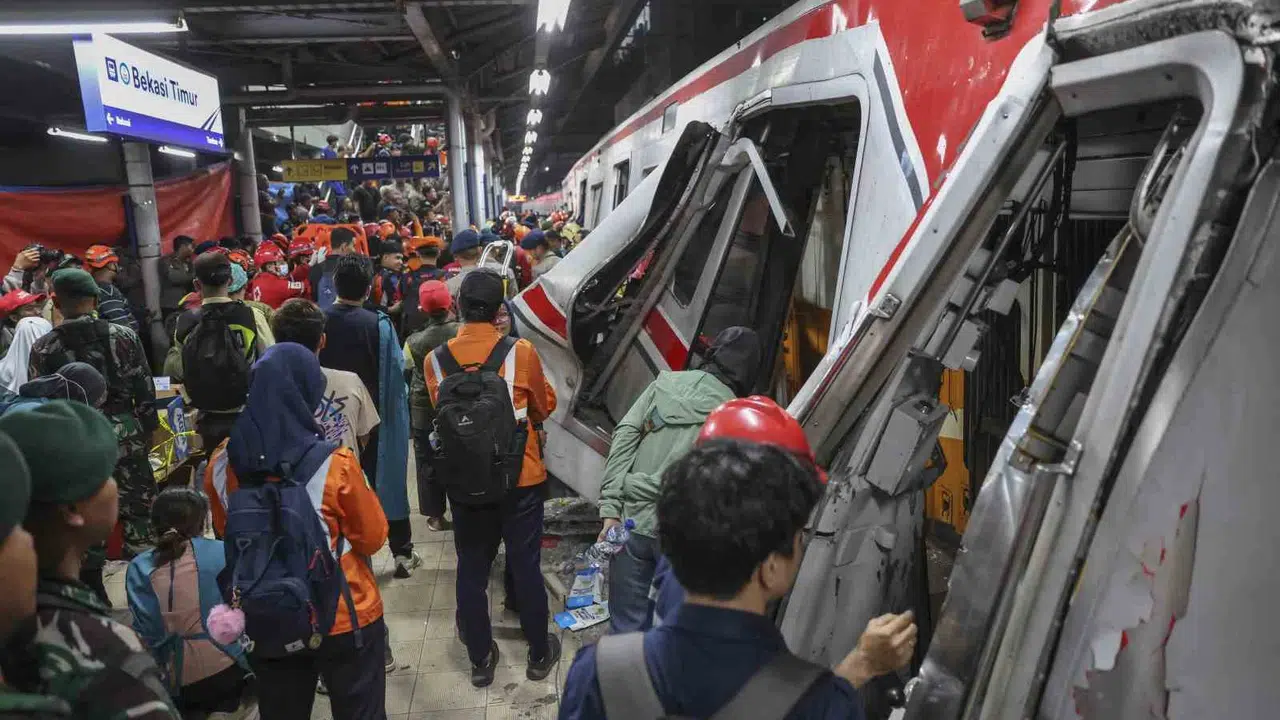 Bekasi'de tren faciası: Raylarda can pazarı yaşandı