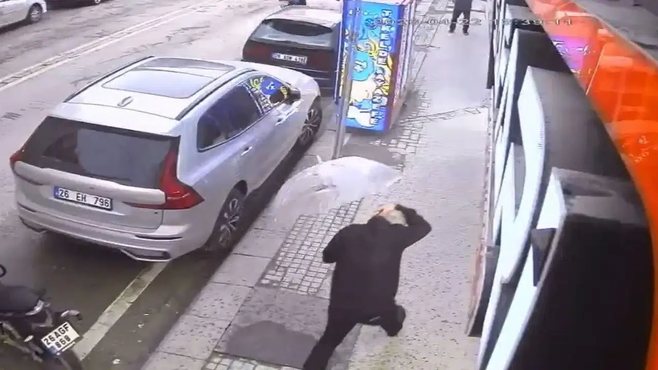 Eskişehir’de dehşet anları kamerada: Yürürken başına cam yağdı