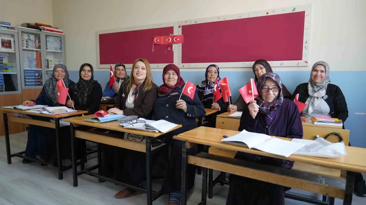 Okuma yazma bilmediği için imza yerine parmak basıyordu: Niğde’de kadınlar yıllar sonra sıralara döndü